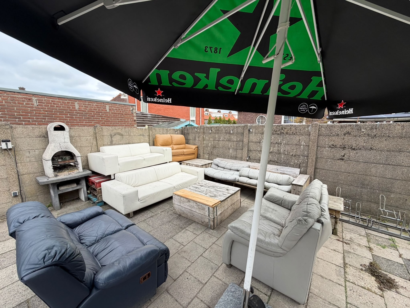 Close-up van de lounge met banken in de tuin