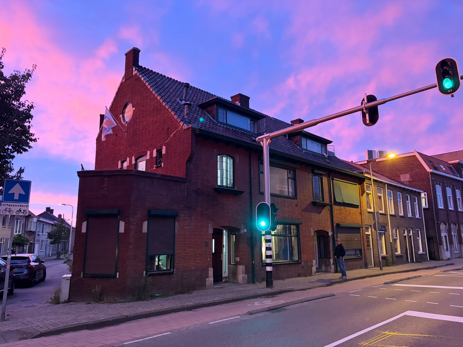 Het Huisch aan de Veldhovenring 99 onder een roze avondlucht