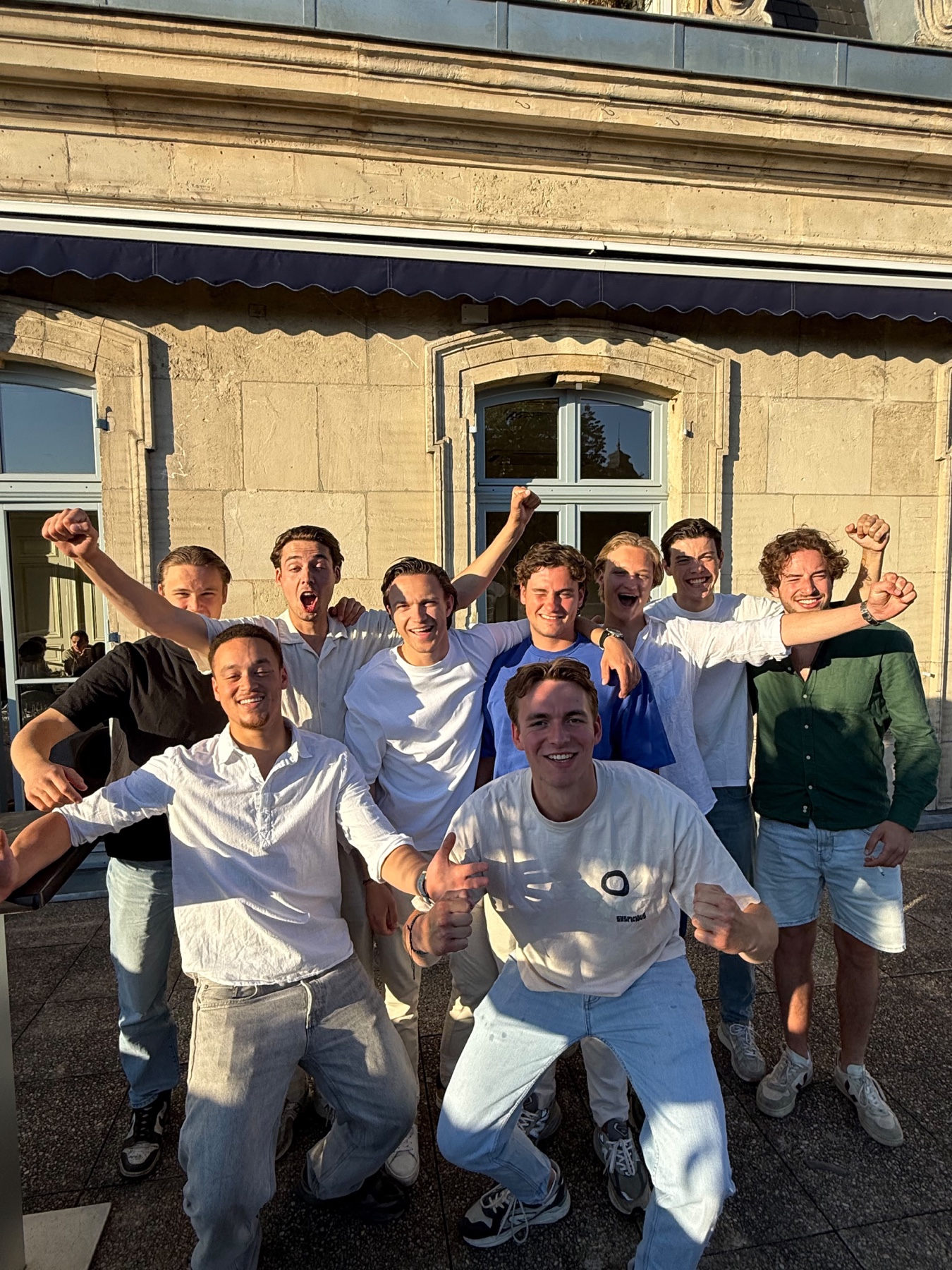 Een groep P.E.B.-leden in de avondzon tijdens het weekend van jaar 30